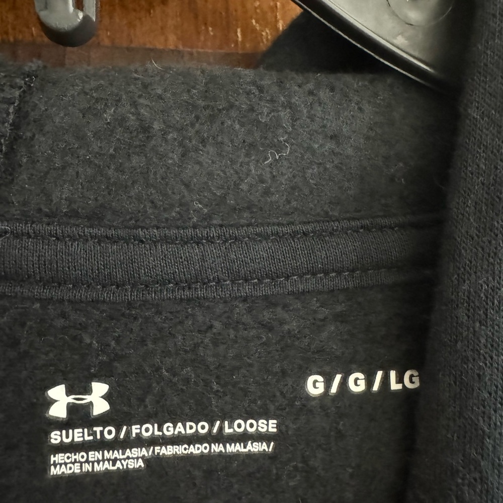 I am selling a woman’s Under Armour Hoodie used one time the color is black